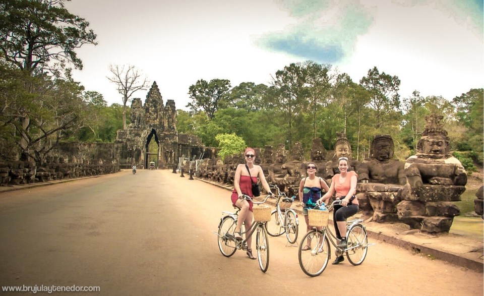 recorriendo angkor wat en bicicleta