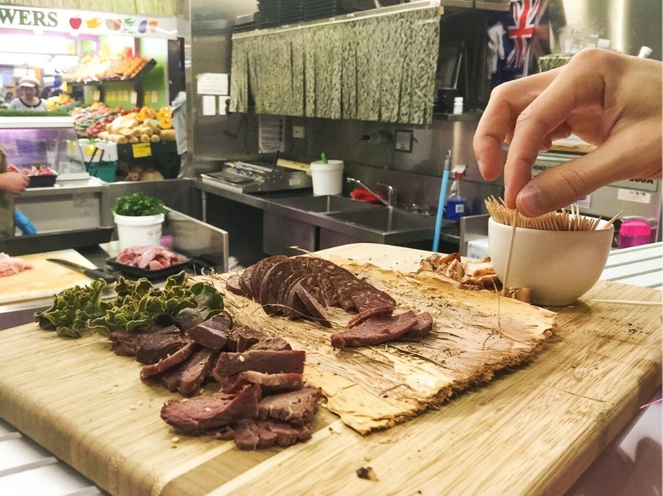 degustación de cocodrilo en los mercados de Adelaida