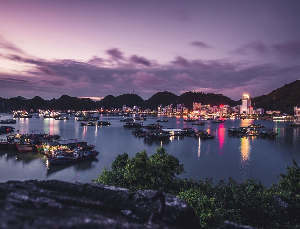 bahía de cat ba de noche