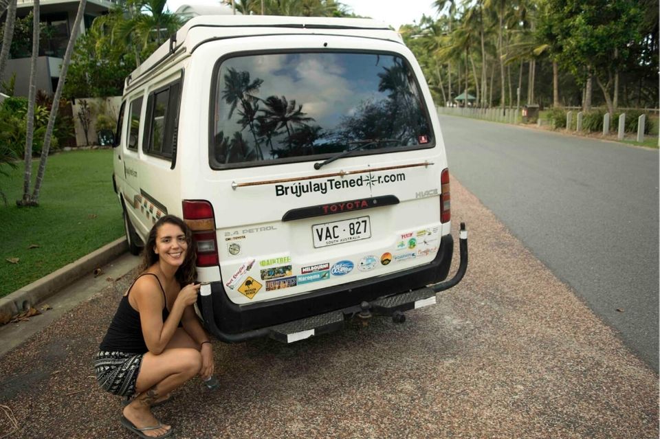 Carla y La Bandida con todos los stickers de nuestro roadtrip por Australia