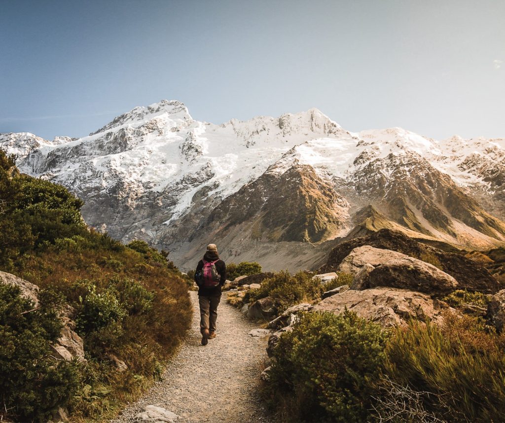 caminando por las montañas de nueva zelanda