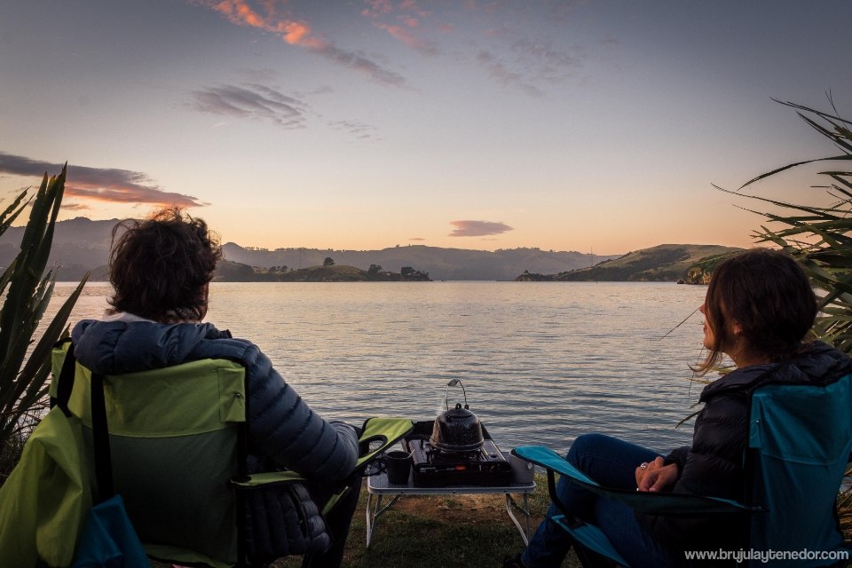 acampando a las orillas del lago en nueva zelanda