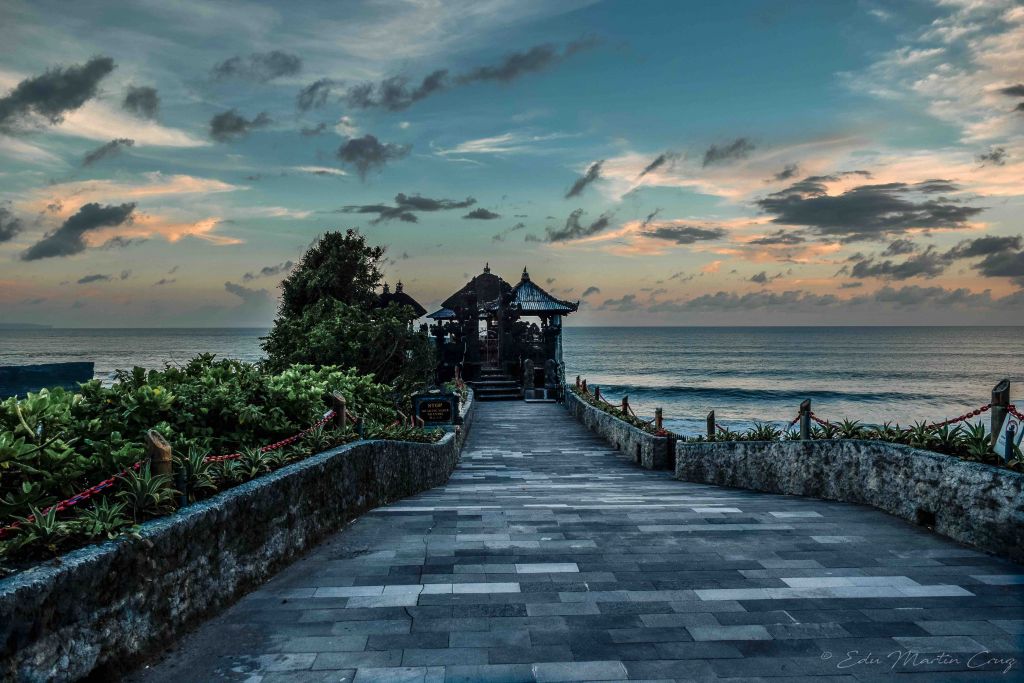 templo tanah lot en bali al atardecer