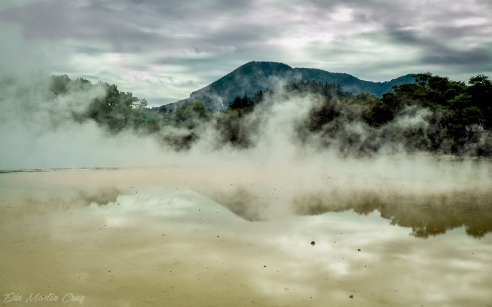 reflejos de las aguas termales en taupo