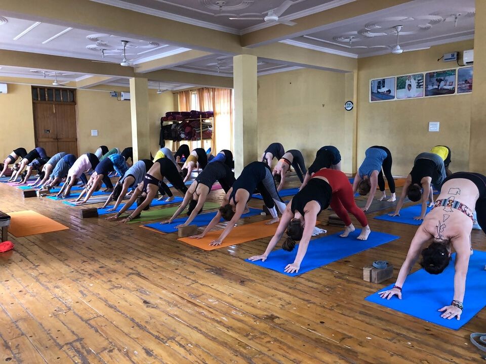 la practica de yoga en el ashram