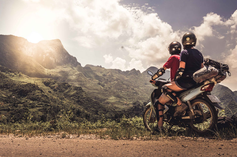 Carla y Edu en la moto en Ha Giang