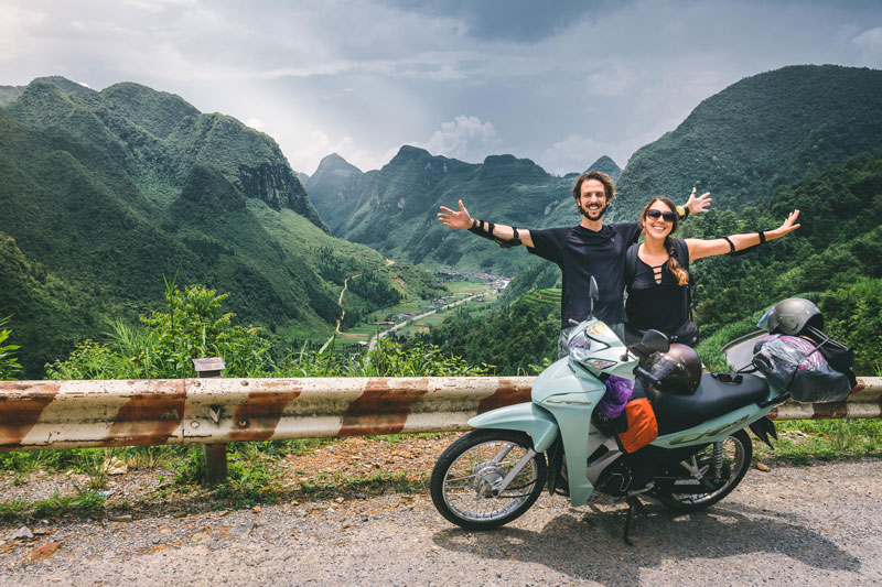 Carla y Edu felices en el Ha Giang Loop en vietnam
