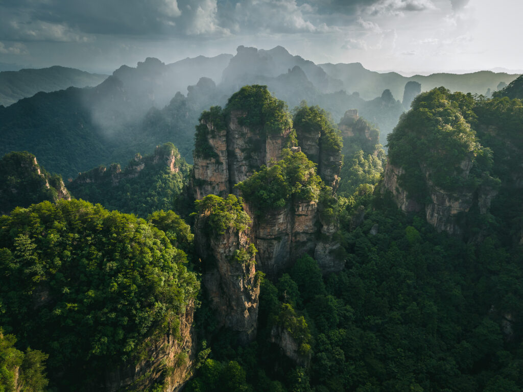 Montañas de Zhangjiajie fotografiada con dron en China