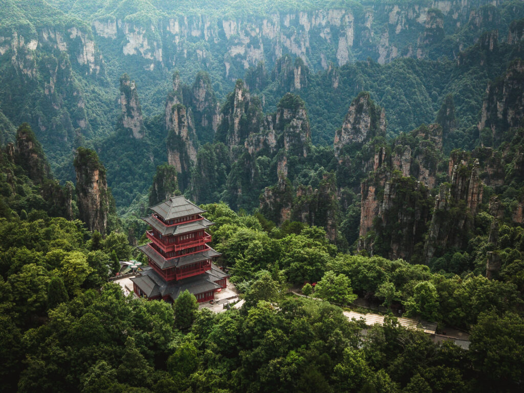 Vista aérea del pabellón de Tianzi entre las montañas de Zhangjiajie
